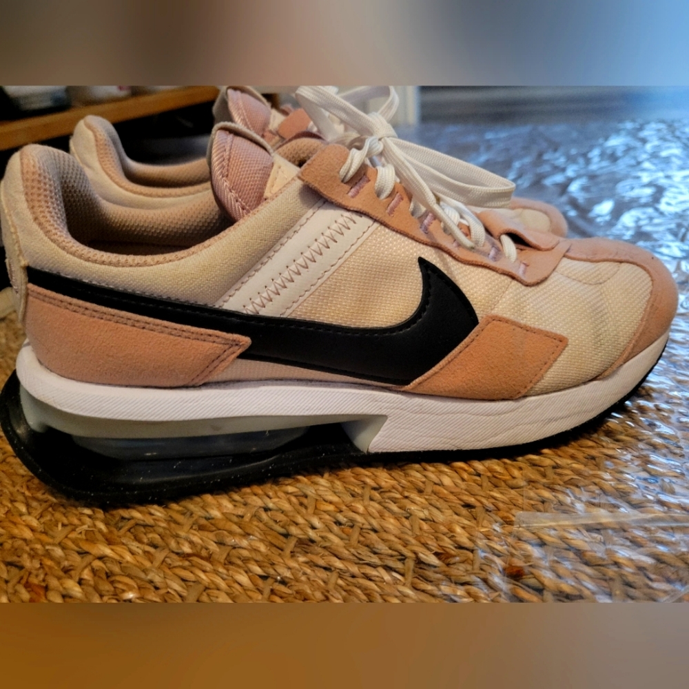 NIKE Womens AirMax Pre- Day size 7
